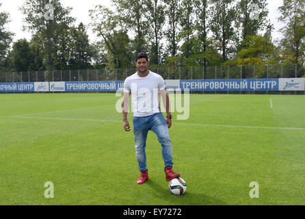 St. Petersburg, Russland. 20. Juli 2015. Brasilianische Nationalspieler und Spieler von FC Zenit St. Petersburg, Hulk, posiert für die Fotografen auf dem Trainingsgelände in St. Petersburg, Russland, 20. Juli 2015. Rassistische Kommentare sind Teil des täglichen Lebens im russischen Fußball, sagte Hulk. "Das passiert bei jedem Spiel. Früher habe ich wütend. Heute Blase ich den Anhänger Küsse, der Stürmer sagte am Montag. Foto: Marcus Brandt/Dpa/Alamy Live News Stockfoto