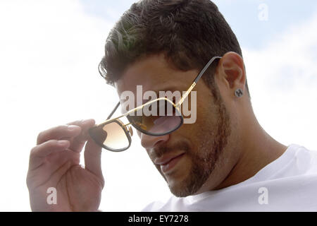 Brasilianische Nationalspieler und Spieler von FC Zenit St. Petersburg, Hulk, Eiter auf seine Sonnenbrille auf dem Trainingsgelände in St. Petersburg, Russland, 20. Juli 2015. Rassistische Kommentare sind Teil des täglichen Lebens im russischen Fußball, sagte Hulk. "Das passiert bei jedem Spiel in der russischen Liga. Früher habe ich wütend. Heute Blase ich den Anhänger Küsse, der Stürmer sagte am Montag. Foto: Marcus Brandt/dpa Stockfoto