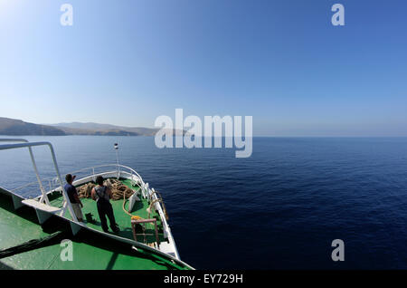 Blick vom Bug des Aiolis' Line Fähre zu verlieren, nähert sich der Hafen von Agios Efstratios-Insel, Griechenland. Stockfoto