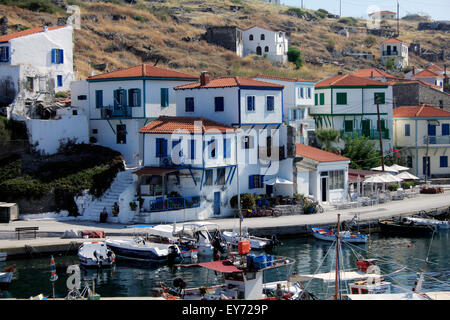 Malerische Häuser und Caffe am Kai von Agios Efstratios Island, Griechenland Stockfoto