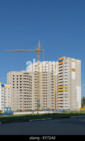 Bau eines neuen Hochhauses. Ein Turmdrehkran Stockfoto