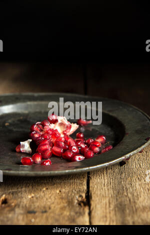 Launisch Natrual Beleuchtung Bilder von frischen saftigen Granatapfel mit Vintage-Stil Stockfoto