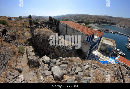 Antike alte Burg Gasse Reste und Agios Efstratios Hamlet Thorpe und Hafen im Hintergrund. Griechenland Stockfoto