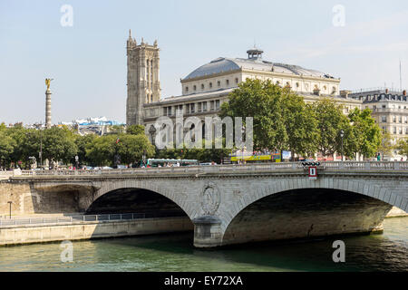 Fontaine du Palmier, Tour Saint-Jacques und Théâtre De La Ville, statt du Châtelet, Seine, Paris, Frankreich Stockfoto