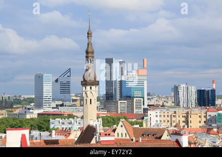 Turm der City Hall und Hochhäuser in der Neustadt, Blick aus Kohtuotsa Sicht in der Oberstadt, Tallinn Stockfoto