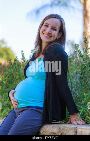 Schwangere Frau in einem Park, Tintenpalast, Windhoek, Namibia Stockfoto