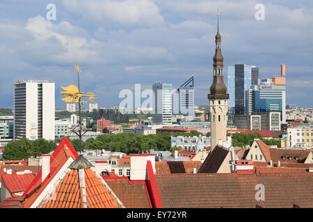 Turm der City Hall und Hochhäuser in der Neustadt, Blick aus Kohtuotsa Sicht in der Oberstadt, Tallinn Stockfoto