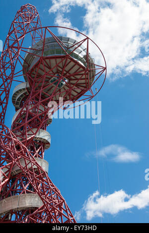 Person Abseilen der Arcelor Mittal Umlaufbahn von Anish Kapoor im Olympischen Dorf, London, England Stockfoto