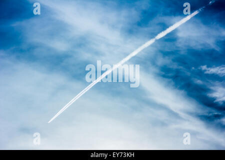 Spur eines Flugzeugs gegen blauen Himmel Stockfoto