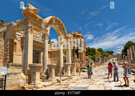 Alte Straße und Fassade des Hadrian Tempel in Ephesus antike Stadt in der Nähe von Selcuk, Kusadasi, Türkei Stockfoto