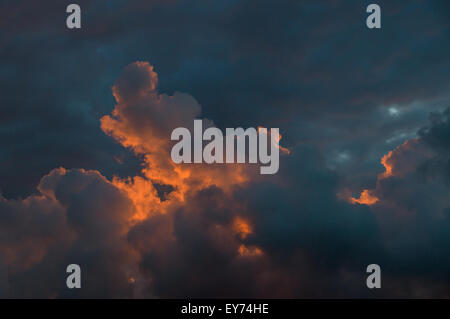 Dramatischen Sonnenuntergang Himmel mit Wolken Glühen rot wie Feuer Stockfoto