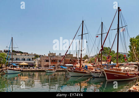 Kleine lokale Hafen von Yalikavak Dorf an der ägäischen Küste der Halbinsel Bodrum, Mugla, Türkei Stockfoto