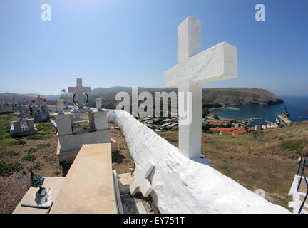 Agios Efstratios Insel weiß getünchten Friedhof und Grabsteine mit Blick auf den Hafen der Insel. Griechenland Stockfoto