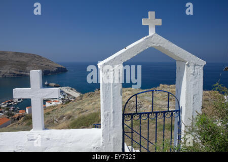 Agios Efstratios Insel weiß getünchten Friedhof Eingang Ost und Hafen. Griechenland Stockfoto