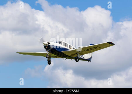 Piper PA-28 Cherokee Arrow, Reg G-MERL, im Flug am Breighton Stockfoto