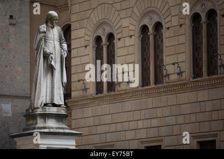 Sallustio Bandini Statue in Piazza Salimbeni. Siena, Toskana Stockfoto