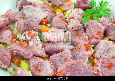 Fleischscheiben mit Gewürze zum Kochen bereit Stockfoto