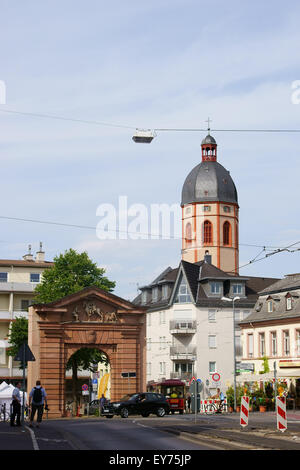 Gautor Mainz mit der St.-Stephans-Kirche Stockfoto