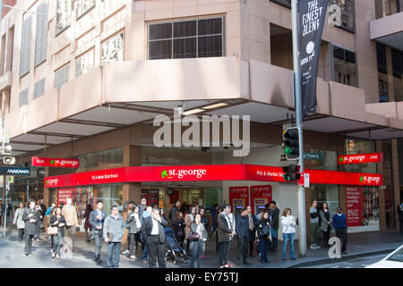 Fußgänger warten auf die Überquerung der Straße in der Pitt Street vor der St. George Bank, Sydney City Centre, NSW, Australien Stockfoto