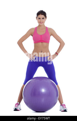 Passen Sie Frau bereit für einige Übung mit dem Swiss Ball. Stockfoto