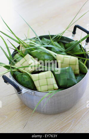 Frisch gesponnenen Ketupat Gehäusen auf Holzbrett Stockfoto