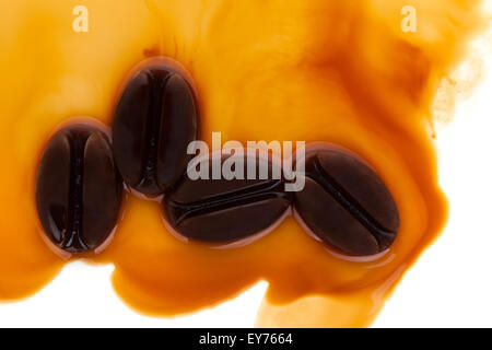Eiskaffee. Gefrorenen Kaffee Kaffeebohnen ausfüllen, Ansicht von oben. Stockfoto