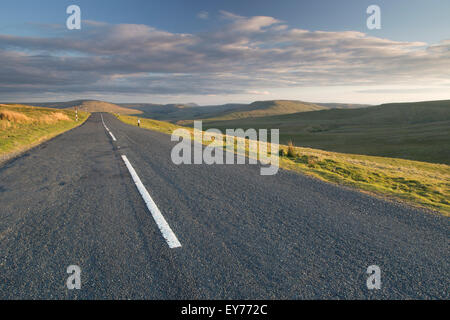 Die Straße bis zum Buttertubs-Pass wurde durch die Grand abweichen von der Tour de France 2014 wie es ging durch Yorkshire berühmt gemacht. Stockfoto