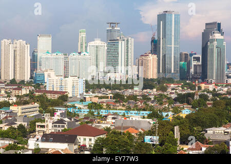 Jakarta, Indonesien Hauptstadt, ist eine gemischte von modernen Gebäuden mit Dörfer wie Gehäuse Struktur direkt im Zentrum von der Stockfoto