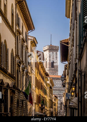 Giotto Campanile Blick zwischen Gebäuden in der Stadt Florenz, Italien. Stockfoto