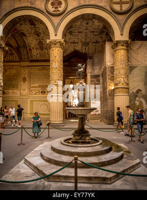 Putto mit Delfinbrunnen im ersten Innenhof des Palazzo Vecchio. Florenz, Italien. Stockfoto