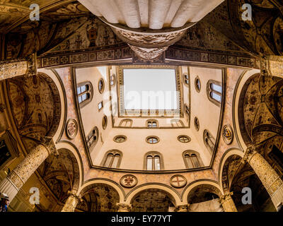 Blick nach oben im ersten Innenhof des Palazzo Vecchio Florenz, Italien. Stockfoto