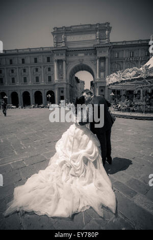 Braut und Bräutigam küssen im Piazzo della Repubblica, Florenz, Italien. Stockfoto