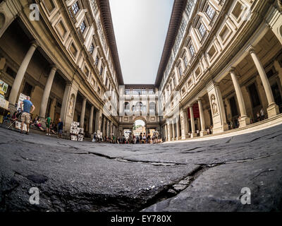 Galerie der Uffizien Piazzale, aufgenommen aus dem niedrigen Winkel, mit Blick nach Süden auf die dorische Leinwand, die die piazzale vom Fluss Arno trennt. Florenz Italien. Stockfoto