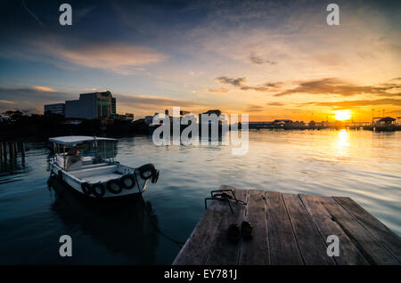 Holzbrücke von Clan kauen Steg bei Sonnenaufgang in Georgetown, Penang. Es gibt acht verschiedene Clans, die noch hier wohnen. Stockfoto