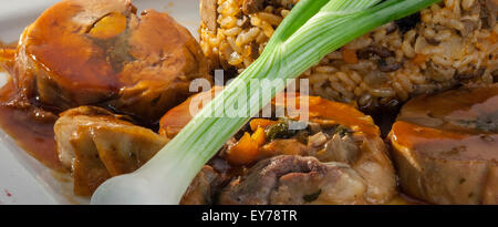 Nahaufnahme der Lammbraten mit Reis, Soße und Gemüse garniert Stockfoto