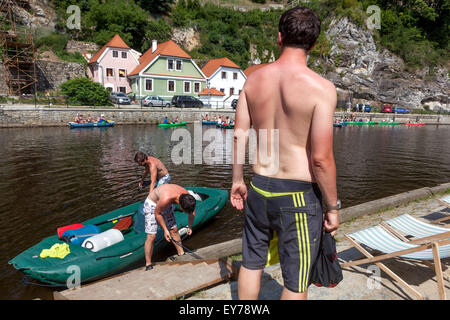 Die Menschen gehen durch den Fluss Vltava, Rafting, Cesky Krumlov, Südböhmen, Tschechische Republik Stockfoto