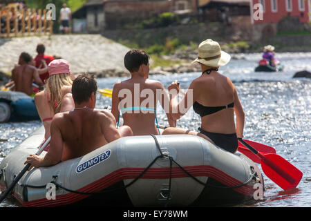 Menschen auf einem Floß, durch das die Moldau hinuntergeht Ceský Krumlov Rafting Tschechische Republik Stockfoto