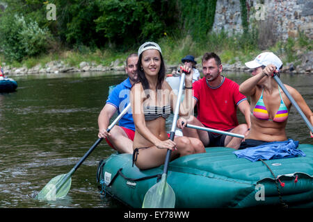 Die Menschen gehen durch den Fluss Vltava, Rafting, Südböhmen, Tschechische Republik Stockfoto