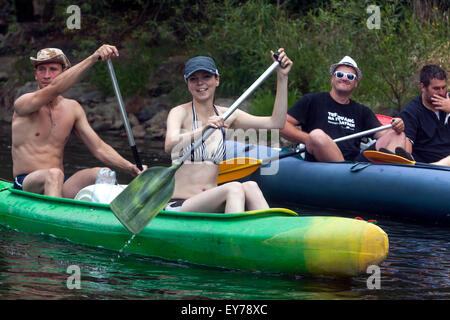 Die Menschen gehen durch den Fluss Vltava, Kanusport, Südböhmen, Tschechische Republik Stockfoto