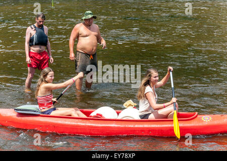 Menschen gehen an der Moldau, Mädchen Kanufahren Fluss, Südböhmen, Tschechische Republik Sommer Stockfoto