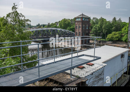 Kleine Plattform führt über den Manchester-Kanal mit Drehbrücke auf der linken Seite Stockfoto