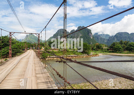 Auf dem Weg in die wunderschöne Landschaft rund um Vang Vieng in Laos Stockfoto