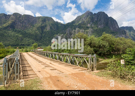 Auf dem Weg in die wunderschöne Landschaft rund um Vang Vieng in Laos Stockfoto