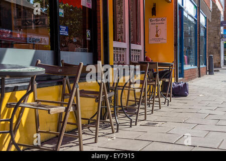 Kleine Tische und Stühle draußen ein kleines Café eingerichtet Stockfoto