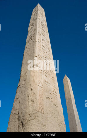 Karnak, Luxor, Ägypten. Tempel von Karnak Heiligen Gott Amon: zwei Obelisken. Stockfoto