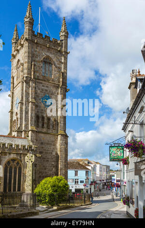 Holy Trinity Church und Blick nach unten Vorderstraße von der Market Street in der Stadt-Zentrum, St Austell, Cornwall, England, UK Stockfoto