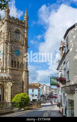 Holy Trinity Church und Blick nach unten Vorderstraße von der Market Street in der Stadt-Zentrum, St Austell, Cornwall, England, UK Stockfoto