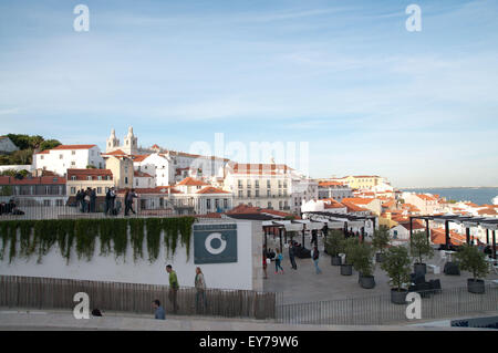 MIRADOURO DAS PORTAS DO SOL - stehend über mittelalterliche LisbonMiradouro Das Portas Sol Just ein paar Schritte vom Miradouro de Santa Luzia, ein Balkon öffnet sich auf dem Fluss mit wahrhaft spektakulären Ausblicken über Alfama.Faced fein nuancierte Gebäude und das Museum der dekorativen Künste, dies ist ein beliebter Stopp für Fotografen, mit seiner atemberaubenden Aussicht von São Vicente de Fora Kirche zum Fluss. Stockfoto