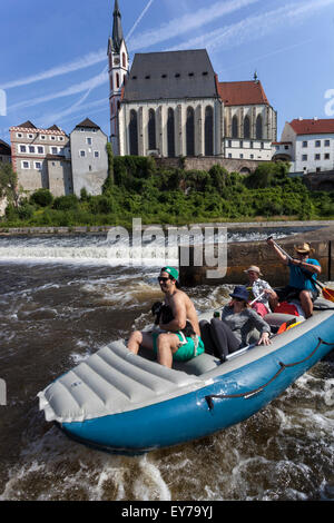 Die Menschen gehen durch den Fluss Vltava, Rafting, Cesky Krumlov, Südböhmen, Tschechische Republik Stockfoto
