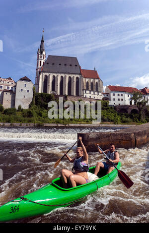 Die Menschen gehen durch den Fluss Vltava, Kanusport, Cesky Krumlov, Südböhmen, Tschechische Republik Stockfoto
